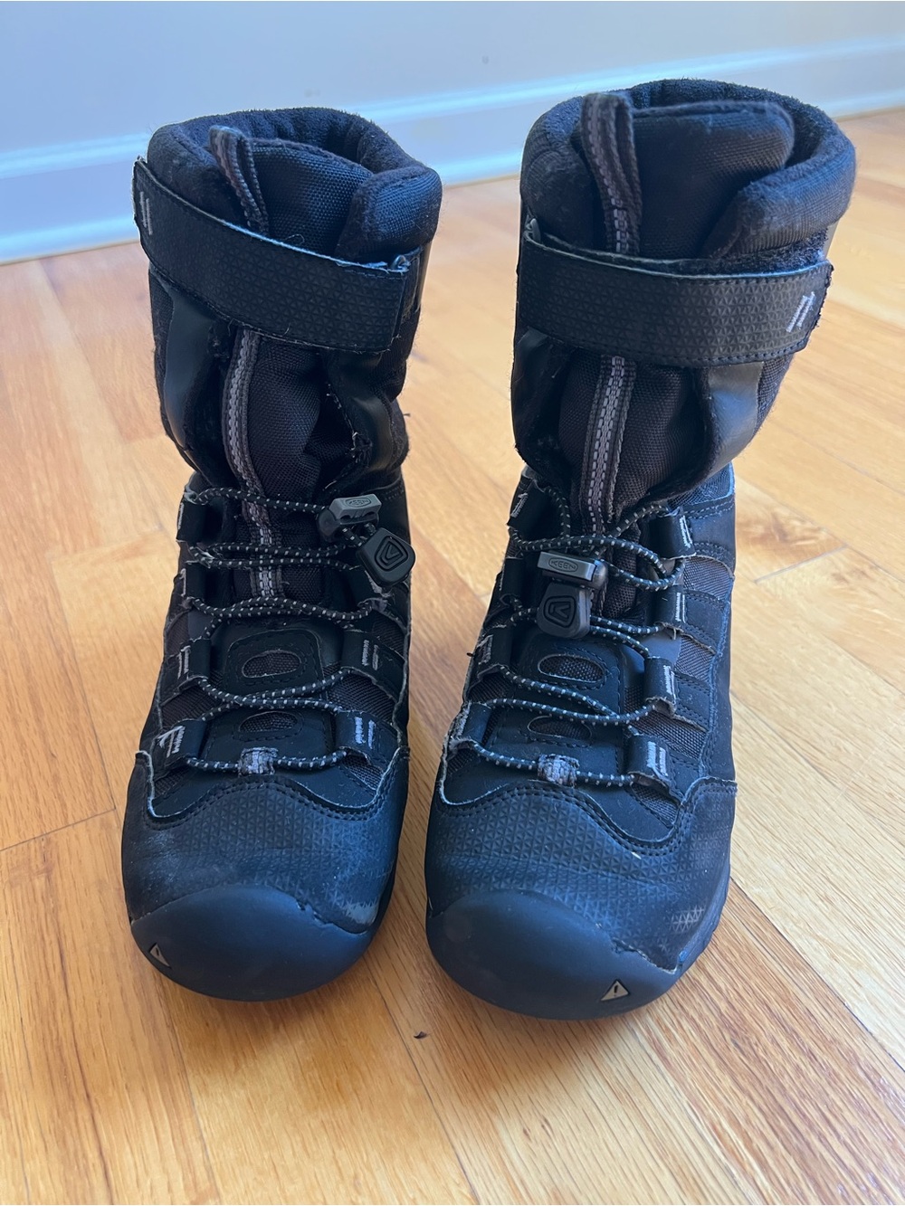 KEEN Kids Black Winter Boots size 1 - Waterproof Boots, Non-Marking Sole